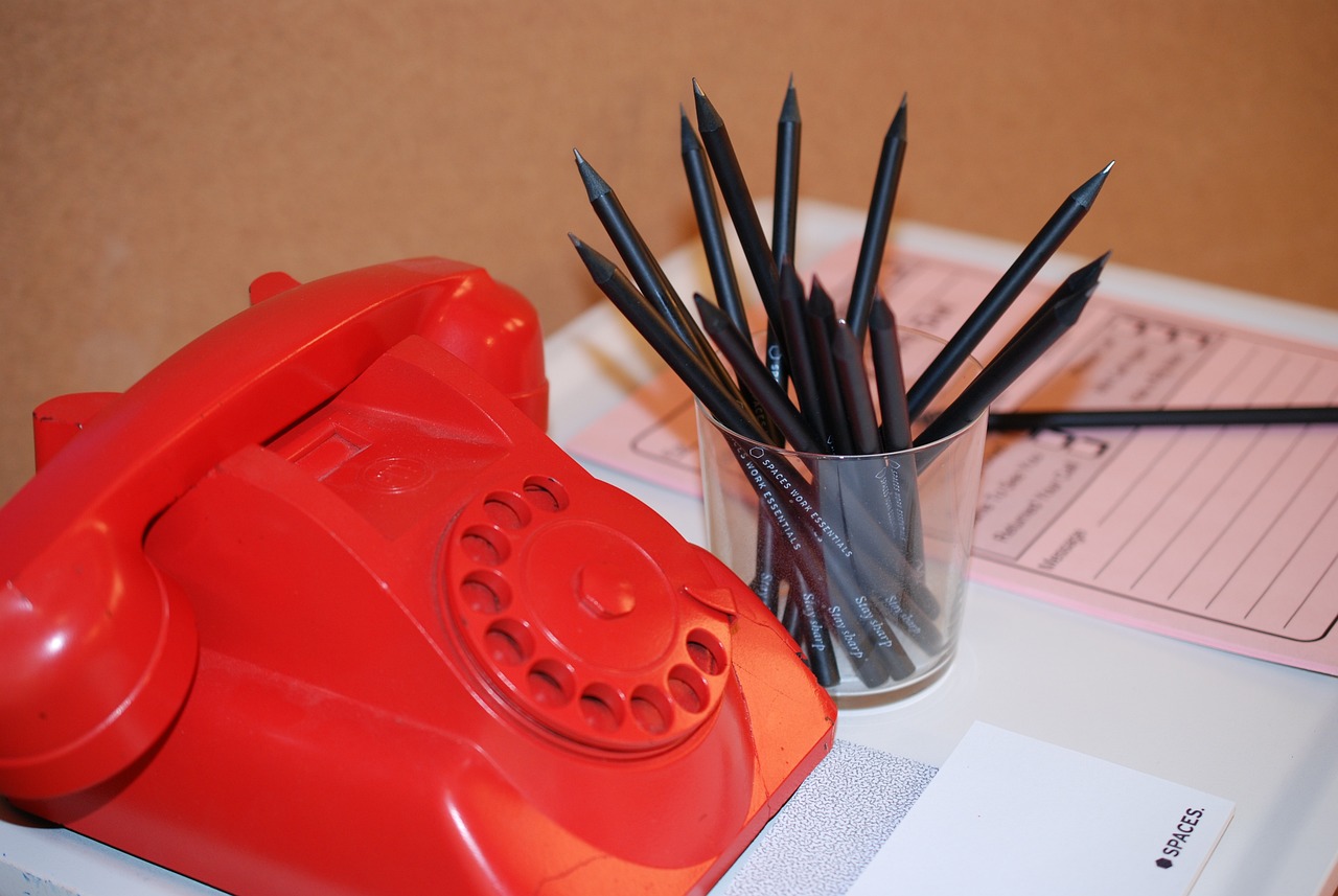 How to Create a DIY Personalized Phone Stand